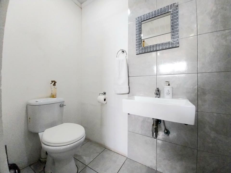 To Let 1 Bedroom Property for Rent in Bothasig Western Cape